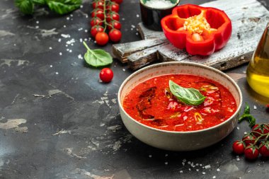 Geleneksel İspanyol soğuk çorbası püre gaspacho ya da koyu bir arka plan gazpachoon. Restoran menüsü, diyet, yemek kitabı tarifi üst görünümü.