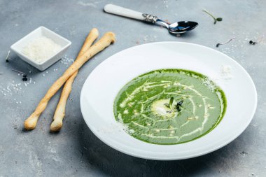 Brokoli, parmesanlı ıspanak kremalı çorba, vejetaryen yemeği. Afiş, yemek tarifi geçmişi. Kapat..