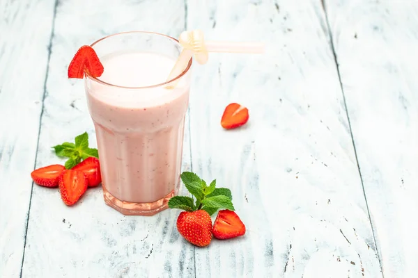 Smoothie Mit Beeren Erdbeer Smoothie Oder Milchshake Mit Beeren Und — Stockfoto