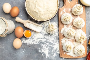 Khinkali. Çiğ khinkali ile tahta kesmek et, yarı bitmiş ürünler hamur köftesi. Khinkali pişirmek. Ulusal Gürcistan mutfağı.