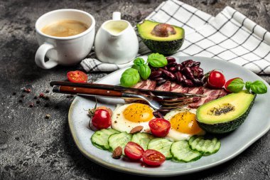 Ketogenik diyet öğün avokado, kızarmış yumurta, pastırma ve fasulye. Sağlıklı besleyici paleo keto kahvaltı diyeti öğle yemeği. Pankart, yemek servisi menü tarifi yeri, metin, üst görünüm.