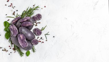 Beyaz arka planda soyutlanmış çiğ patates ya da yarasa. Batata patatesi. Vejetaryen yemek malzemeleri. Ipomoea yarasaları. Batata patatesi. Uzun afiş biçimi. en üstteki görünüm,