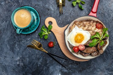 Keto diyet kahvaltısı ya da öğle yemeği. Tatlı mor patatesler, ızgara pastırma ve tavada kızarmış yumurta ve kahve. Sağlıklı yağlar, kilo vermek için temiz yiyecekler, üst görünüm..