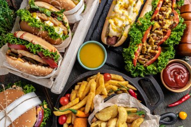 Ev yapımı lezzetli burger ve kızarmış tavuklu patates kızartması ile sosisli sandviç. Radyasyon Amerikan yemekleri. fast food.