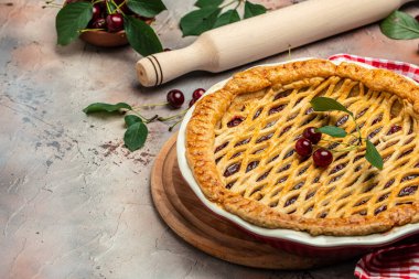 Lezzetli ev yapımı vişneli turta, Flaky Crust, tabakta bir parça ve tüm ev yapımı vişneli turta, uzun afiş formatı. en üstteki görünüm,