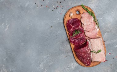 Taze domuz eti ve sığır eti. Farklı türde çiğ domuz eti ve sığır eti. Uzun afiş biçimi. en üstteki görünüm,