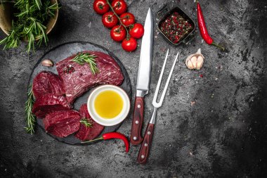 Biberiye ve baharatlı sığır filetosu. Taze biftek hazırlıyorum. Yemek, pankart, menü, yemek tarifi yeri, üst manzara.,