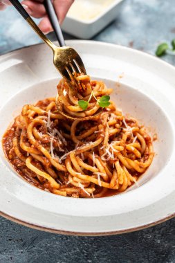 Etli makarna, domates sosu ve sebze, İtalyan makarnası bolonez. afiş, menü, metin için tarif yeri, üst görünüm,