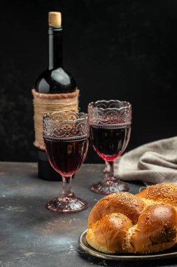 Ev yapımı şabat şarabı, geleneksel Yahudi şabat ritüeli. Şabat ya da Şabat konsepti. dikey görüntü. Üst Manzara. metin için yer,