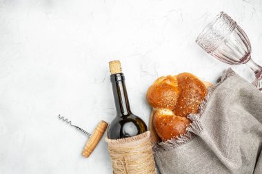 Challah ekmeği, Şabat şarabı, geleneksel Yahudi Şabat ritüeli. Şabat ya da Şabat konsepti. Uzun afiş biçimi. en üstteki görünüm,