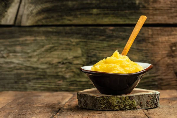 在木制底座上的碗中搅拌或澄清黄油 食谱位置 — 图库照片