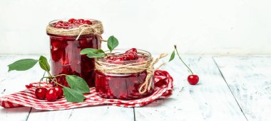 Şerbetli kiraz. Şerbetli kiraz. Hafif arka planda konserve meyve. Uzun pankart biçimi.