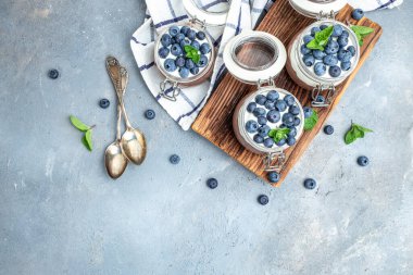 Yoğurt ve yabanmersini. Sağlıklı kahvaltı. Vejetaryen vejetaryen yemeği yiyen süper sağlıklı yiyecekler. afiş, menü, metin için tarif yeri, üst görünüm.