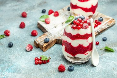 İskoç kremalı tatlı, kavrulmuş yulaf ezmesi ve kavanozda ahududu. afiş, menü, metin için tarif yeri, üst görünüm.