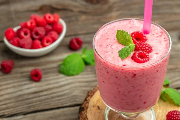 Joghurt Smoothie Mit Himbeeren Glas Auf Holztisch — Stockfoto