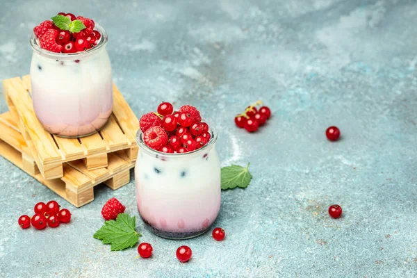 Berries Yogurt Healthy Layered Dessert Yogurt Jam Red Currant Raspberries — Fotografia de Stock