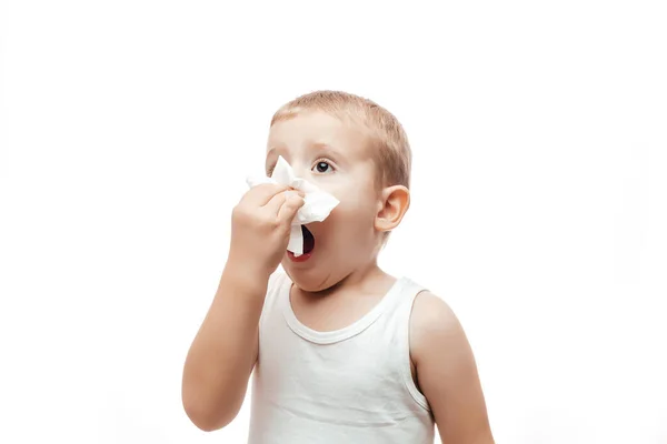 Niño Limpia Nariz Con Una Servilleta Mojada Sobre Fondo Blanco — Foto de Stock