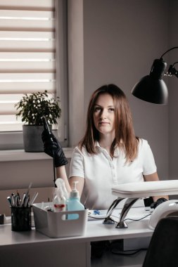 Güzellik stüdyosunda manikür ustası, şirin bir manikürcünün portresi.,