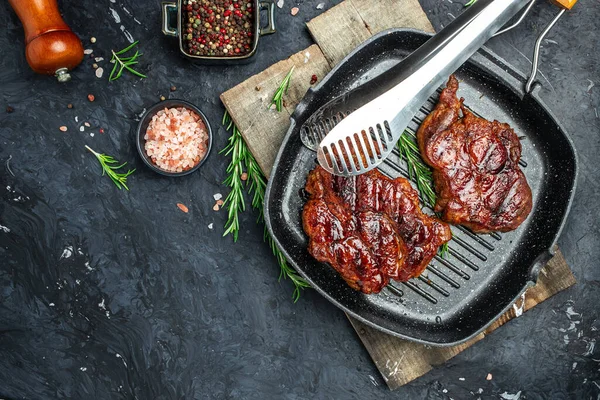 Grilled Pork Steak Frying Pan Dark Background American Food Concept — Stock Photo, Image