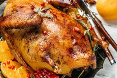 Tatiller için biberiye ve portakalla kızartılmış ördek. Yemek tarifi geçmişi. Kapat..