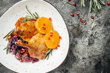 Kırmızı lahanada pişirilmiş lezzetli kaz bacakları. Şenlikli Noel tarifi. metin için yer, üst görünüm.