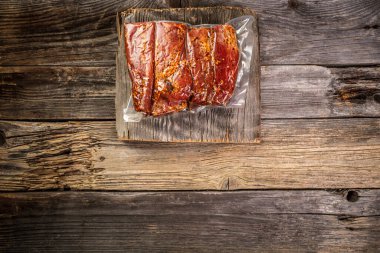 Tahtaya elektrik süpürgesi konmuş et. Metin için pankart menüsü tarifi yeri.