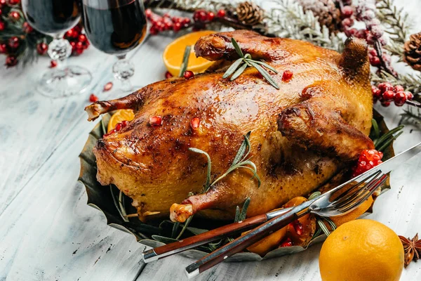 Hausgemachter Entenbraten Mit Rosmarin Und Orangen Erntedank Oder Weihnachtsessen — Stockfoto