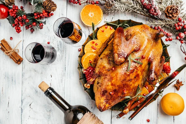 Festliche Weihnachtsente Gebacken Mit Einem Glas Rotwein Hausgemachte Gebratene Ente — Stockfoto