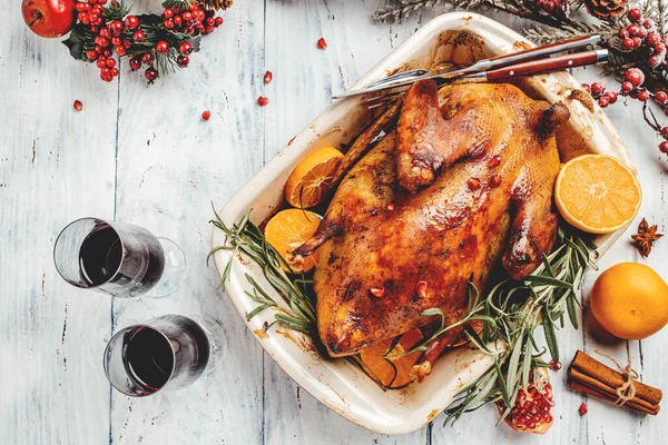 Weihnachtsgebäck Mit Rosmarin Und Orangen Auf Rustikalem Holztisch Traditionell Gebratene — Stockfoto