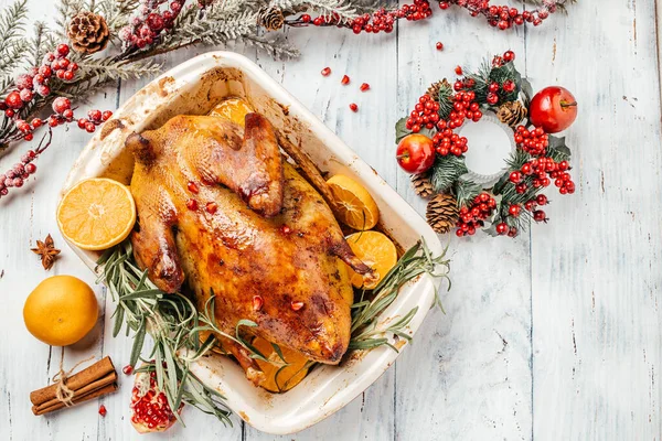 Gebackene Ente Mit Orangen Serviert Mit Auf Holz Hintergrund Weihnachtstisch — Stockfoto