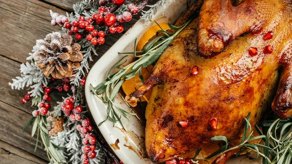 Gebraden Gans Eend Met Gebakken Sinaasappel Rozemarijn Bessen Feestelijk Kerstrecept — Stockfoto