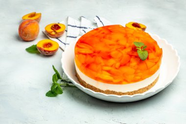 Şeftalili cheesecake, şeftalili jöle, arka planda reçel. afiş, menü, metin için tarif yeri, üst görünüm.