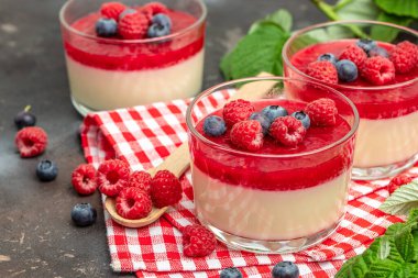 Krem şanti ve naneli ahududu şerbeti. Küçük kavanozlarda hafif arka planda İtalyan tatlısı. Uzun afiş biçimi. metin için yer.