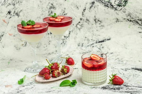 Süßes Erdbeermousse Mit Bio Joghurt Panna Cotta Mit Erdbeere Und — Stockfoto