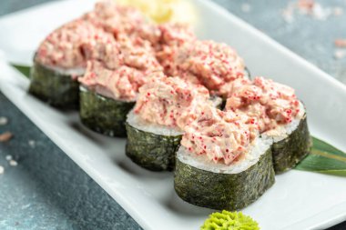 Suşi rulo ton balığı, geleneksel pirinç kombinasyonu, salatalık, peynir kremi, baharatlı ton balığı, yemek tarifi geçmişi. Kapat.,