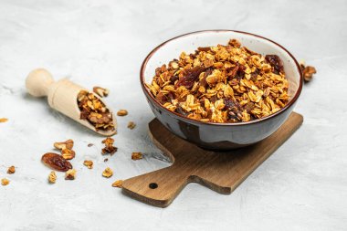 Çilekli crostini, peynirli camembert fındığı ve bal. Uzun afiş biçimi. en üstteki görünüm.