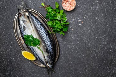 Tuz, limon ve baharatla metal tepside marine edilmiş uskumru ya da ringa balığı. Deniz ürünleri konsepti. Uzun afiş biçimi. en üstteki görünüm.