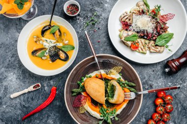 Sebze ve etten tabaklar masanın üzerinde. Yemek arkaplanı, üst manzara. metin için yer.