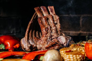 Kuzu kaburgası ve ızgara sebze. Restoran menüsü, aşçılık, fırın konsepti..