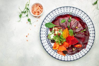 Aperatif somon peynirli pancar kökü, lezzetli kahvaltı ya da atıştırmalık, temiz yemek, diyet, vejetaryen gıda konsepti. en üstteki görünüm