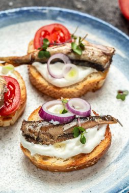 Sprat sandviçi. Yağlı boya, Danimarka mutfağı. Yemek tarifi geçmişi. Kapat.,
