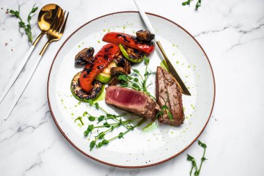 Baharatlı ızgara ton balığı. Sebzeli ton balığı bifteği. Kızarmış ton balığı ızgarada ızgara. diyet vejetaryen balık yemeği, ketogenik, keto ya da paleo diyeti öğle yemeği, sağlıklı besin eğilimi. Üst görünüm,