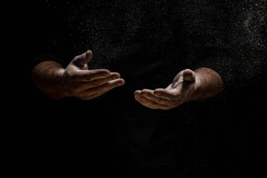 Fırıncının ellerini unla çırp. Güzel ve güçlü adamların elleri hamur yoğurur ekmek, makarna ya da pizza yapar. Tozlu un havada uçuşuyor..