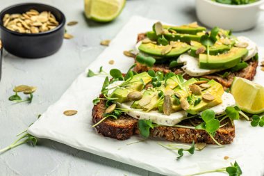 Çavdar ekmekli avokado tostları, lezzetli kahvaltı ya da aperatif, temiz yemek, diyet, vegan gıda konsepti. en üstteki görünüm.