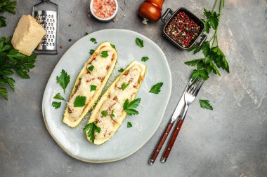 Peynirli kıymalı kabak. afiş, menü, metin için tarif yeri, üst görünüm.