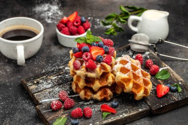 Ahududu, çilek ve yabanmersinli Belçika Waffle 'ı. Mutfak, yemek pişirme, fırın konsepti. Yemek tarifi geçmişi. Kapat..