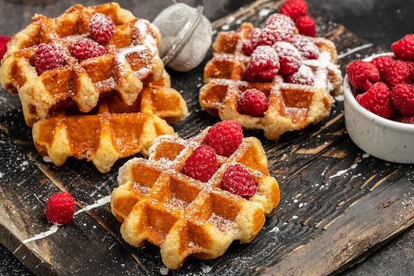 Belgische Waffeln Mit Himbeeren Und Zuckerpulver Traditionelle Belgische Waffeln Mit — Stockfoto