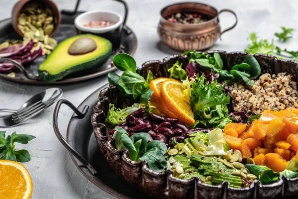 Sallad Med Quinoa Avokado Sötpotatis Bönor Skål Bakgrund Till Matrecept — Stockfoto