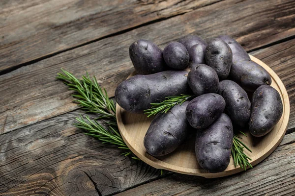 Papas Dulces Púrpuras Sobre Fondo Madera Patata Batata Ingrediente Alimenticio — Foto de Stock