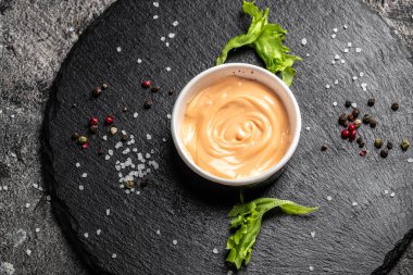 Ev yapımı baharatlı domates sosu. Amerikan mutfağı, hamburger ve et için sos. Geçmişi karanlık, yemek tarifi geçmişi var. Kapat..